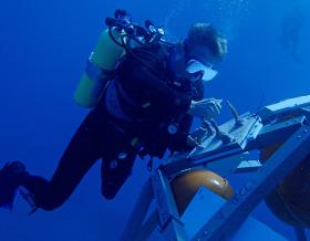 幸运飞行艇168体彩开奖官网 engineer diver in gear underwater